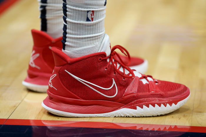 New Orleans Pelicans forward Herbert Jones wears the Nike Kyrie 7 sneakers against the Golden State Warriors on January 6, 2022.